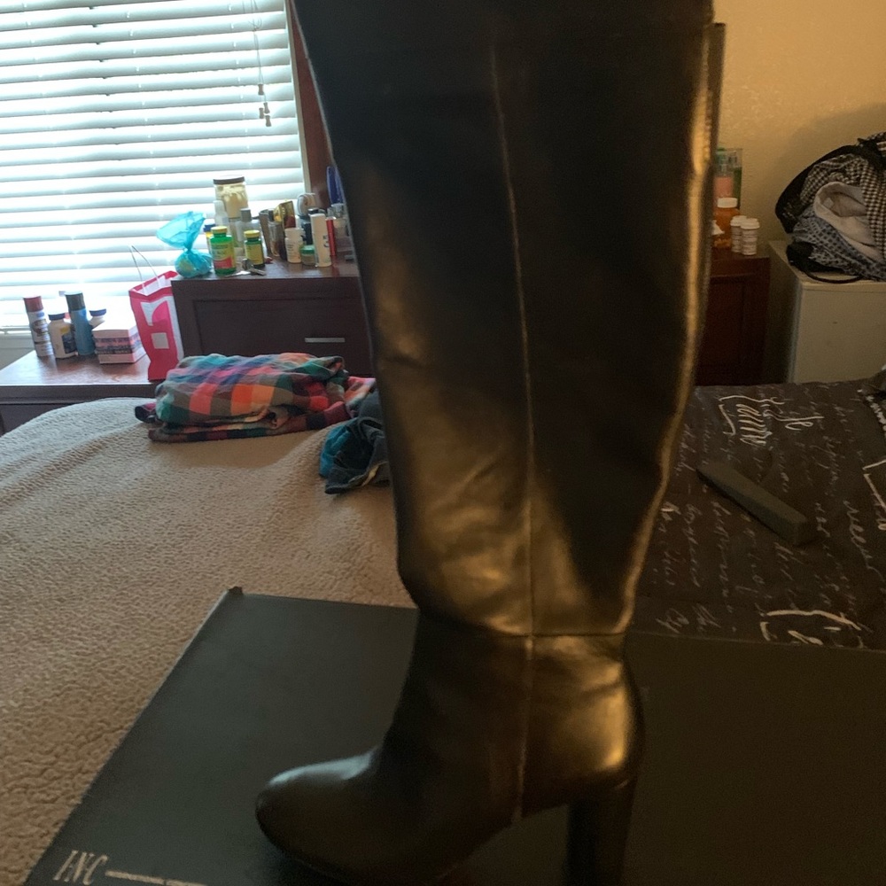 Black boots to the knee